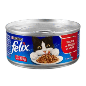 Trocitos jugosos de pollo en salsa, ideales para consentir a tu gato con una comida sabrosa y nutritiva.