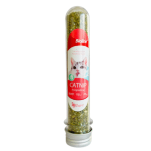 Catnip 100% natural en tubo recargable, perfecto para mantener su frescura. Estimula el juego, reduce el estrés y mejora el entorno de tu gato. Ideal para rascadores, juguetes o mantas.